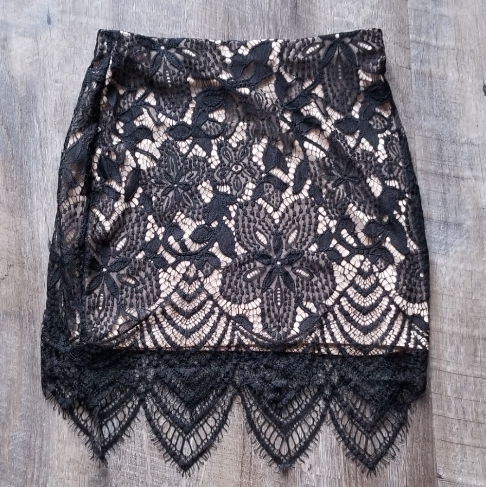 🚫SOLD🚫NWOT EXPRESS FLORAL LACE MINI SKIRT - Picture 1 of 5
